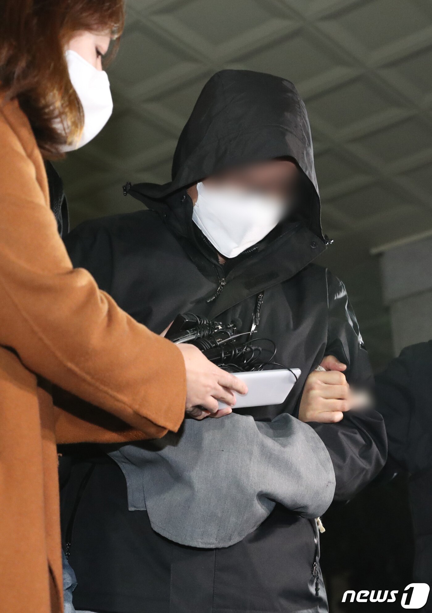 본문 이미지 - 아내와 두 아들을 살해한 혐의를 받아 긴급체포된 40대 A씨가 26일 오후 경기 광명시 철산동 광명경찰서에서 나와 유치장으로 압송되고 있다. 2022.10.26/뉴스1 ⓒ News1 김영운 기자