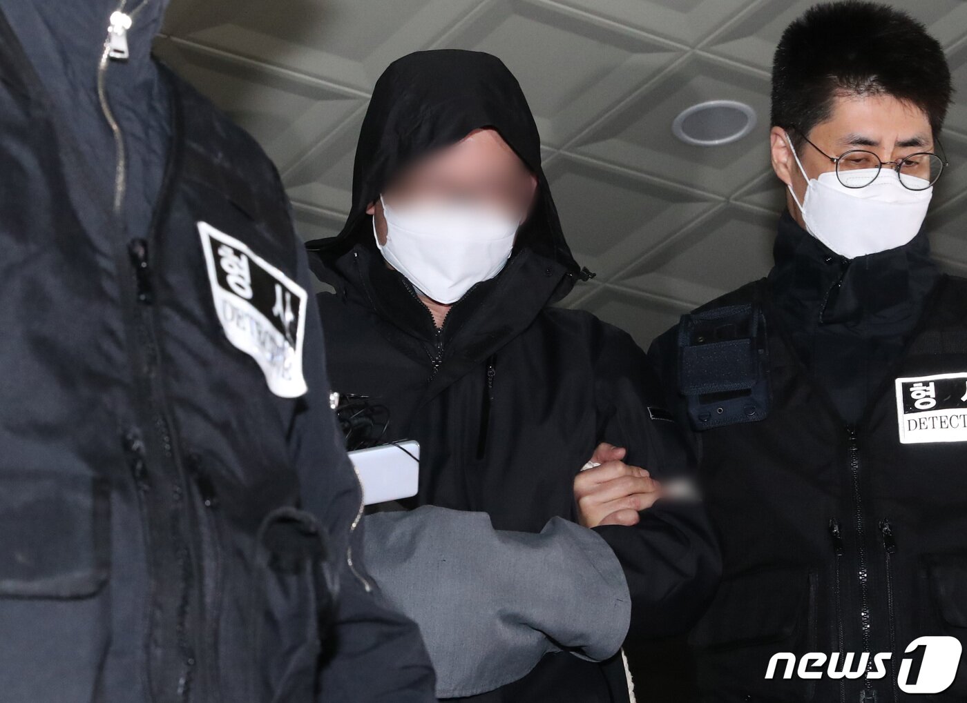 본문 이미지 - 아내와 두 아들을 살해한 혐의를 받아 긴급체포된 40대 A씨가 26일 오후 경기 광명시 철산동 광명경찰서에서 나와 유치장으로 압송되고 있다.  2022.10.26/뉴스1 ⓒ News1 김영운 기자