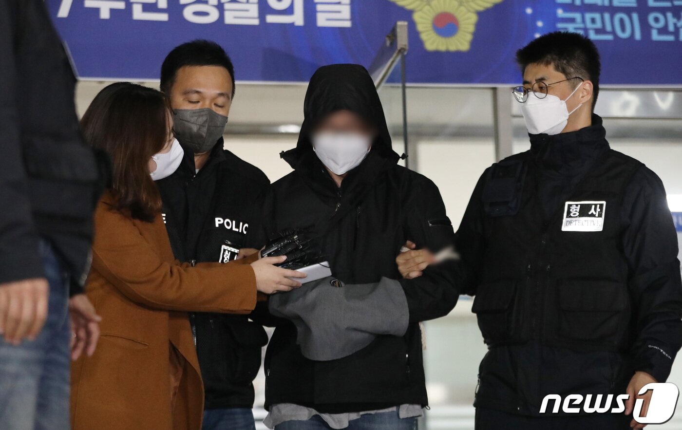 본문 이미지 - 아내와 두 아들을 살해한 혐의를 받아 긴급체포된 40대 A씨가 26일 오후 경기 광명시 철산동 광명경찰서에서 나와 유치장으로 압송되고 있다. 2022.10.26/뉴스1 ⓒ News1 김영운 기자