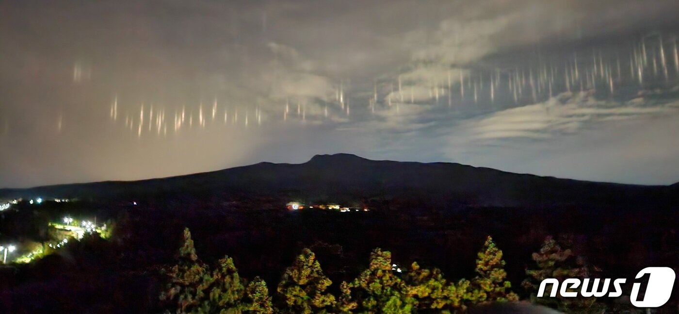 본문 이미지 - 2022년10월26일 저녁 제주 곳곳에서 밤하늘을 수놓은 빛기둥이 관측됐다. 제주기상청은 어선의 밝은 집어등 빛이 5~6㎞ 상공의 상층운에 반사돼 빛기둥 현상이 발생한 것으로 보인다고 설명했다.(난대아열대연구소 제공)2022.10.26/뉴스1 ⓒ News1 강승남 기자