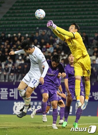 본문 이미지 - 26일 경기도 안양종합운동장에서 열린 하나원큐 K리그 승강 플레이오프 1차전 안양FC와 수원 삼성 블루윙즈의 경기, 안양 정민기가 수원의 공격을 막아내고 있다. 2022.10.26/뉴스1 ⓒ News1 조태형 기자