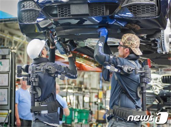  웨어러블 로봇을 착용하고 근부 중인 BMW 미국 스파턴버그 공장 (한국로봇융합연구원 제공)