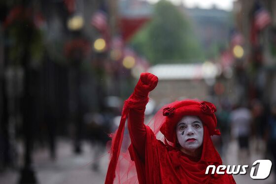 미국 매사추세츠주 보스턴에서 한 활동가가 미국 환경보호청(EPA)의 석탄·가스화력발전소 온실가스 배출 규제 권한을 제한하는 대법원 판결에 항의하는 시위를 벌이고 있다. 사진은 기사내용과는 관계없음. 2022.07.05 © 로이터=뉴스1 © News1 정윤미 기자