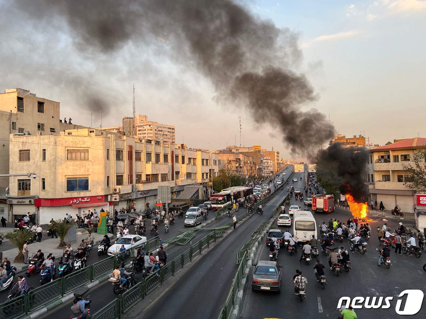본문 이미지 - 이란 당국의 계속된 탄압에도 '히잡 반대시위'의 기세가 사그라들지 않고 있다. 오히려 갈수록 격화 양상이다. 특히 26일(현지시간) 히잡 미착용으로 체포된 지 사흘만에 사망해 시위를 촉발한 마흐사 아미니(22) 사망 40일째를 맞아 애도하는 시민들까지 합세해 시위는 전국단위로 확산 중이다. ⓒ AFP=뉴스1 ⓒ News1 이서영 기자