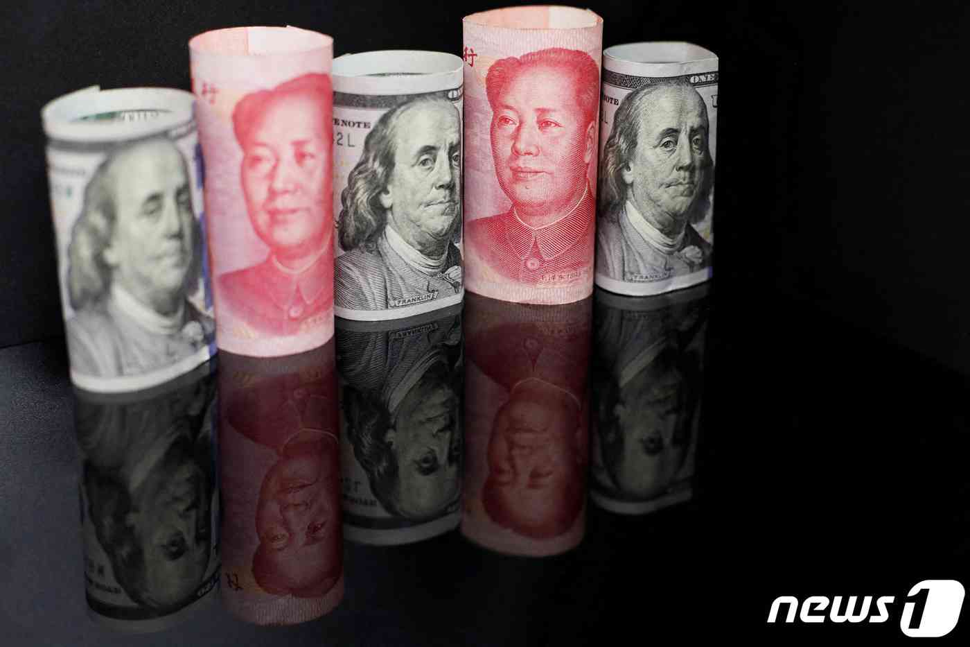 중국 위안화와 미국 달러화 © 로이터=뉴스1