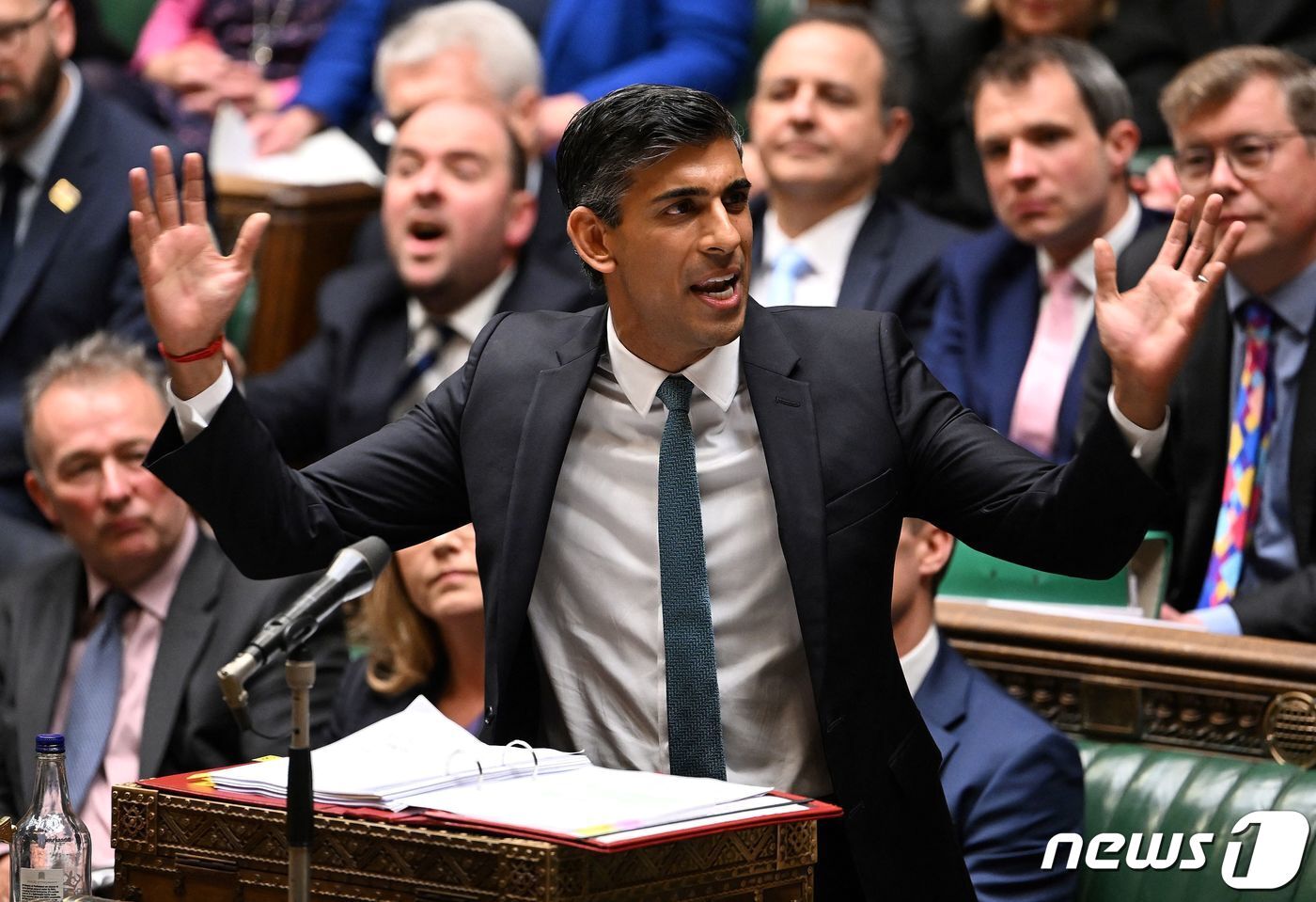본문 이미지 - 리시 수낵 영국 신임 총리가 26일 하원에서 열린 첫 총리 질의응답에 참석을 하고 있다. ⓒ AFP=뉴스1 ⓒ News1 우동명 기자