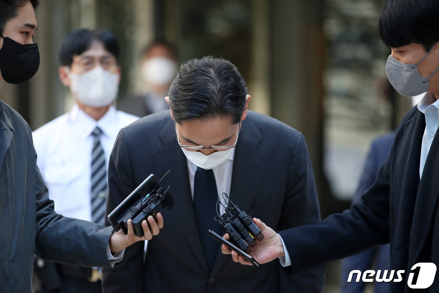 본문 이미지 - 이재용 삼성전자 회장이 27일 오전 서울 서초구 서울중앙지방법원을 나서며 취재진의 질문에 답한 뒤 인사하고 있다.  2022.10.27/뉴스1 ⓒ News1 이승배 기자