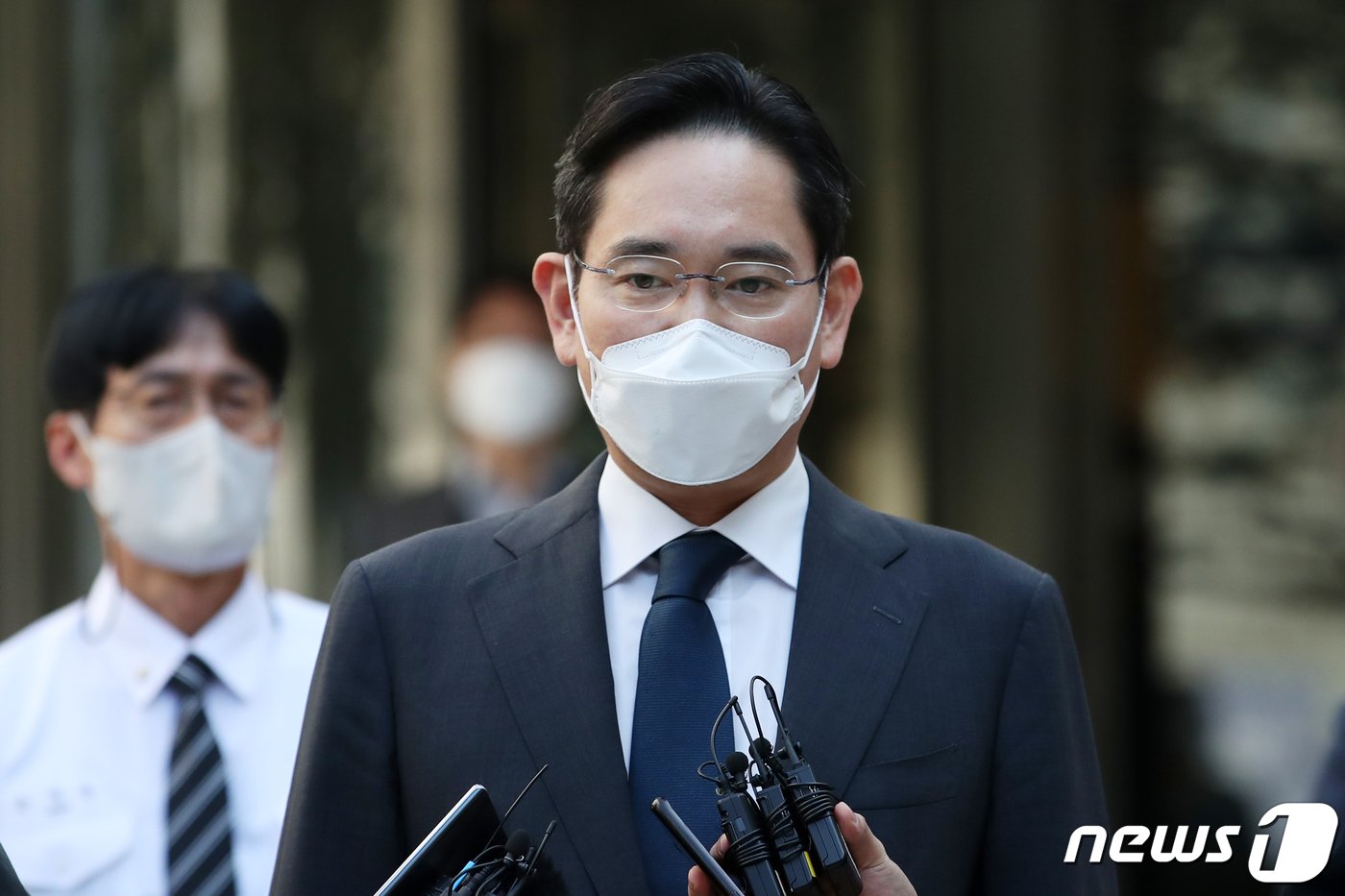 본문 이미지 - 이재용 삼성전자 회장이 27일 오전 서울 서초구 서울중앙지방법원에서 열린 회계 부정·부당 합병 혐의 관련 공판을 마치고 청사를 나서며 취재진의 질문에 답하고 있다. 2022.10.27/뉴스1 ⓒ News1 이승배 기자