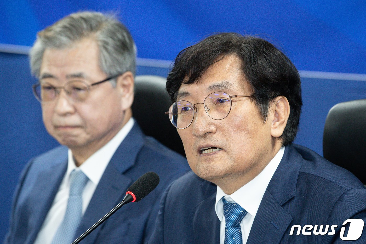 본문 이미지 - 노영민 전 대통령 비서실장이 27일 서울 여의도 국회 의원회관에서 더불어민주당 윤석열정권 정치탄압대책위원회 주최로 열린 서해 공무원 피격 사건 및 흉악범죄자 추방 사건 관련 기자회견에서 발언을 하고 있다. 2022.10.27/뉴스1 ⓒ News1 유승관 기자