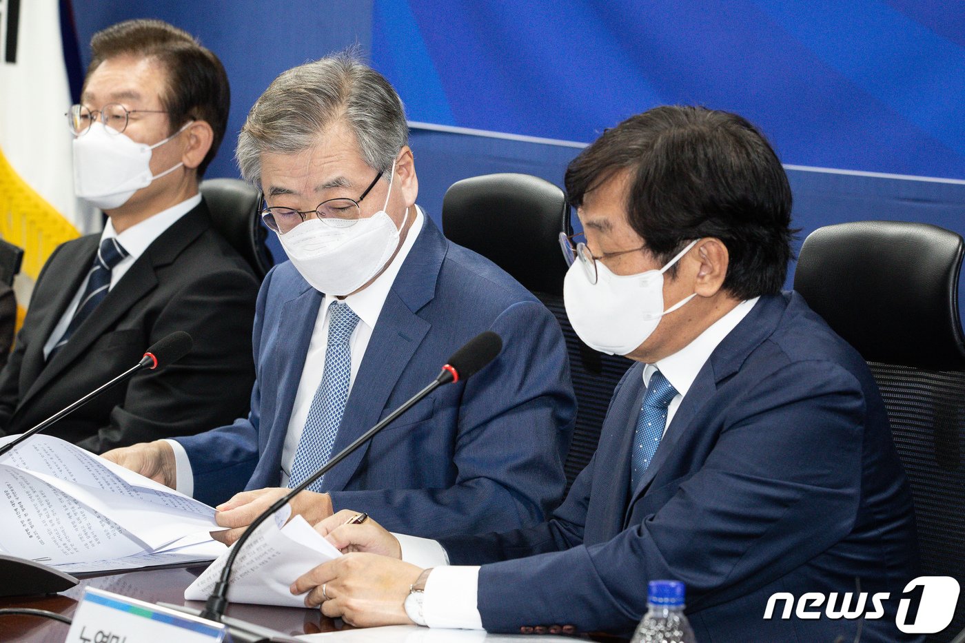 본문 이미지 - 노영민 전 대통령 비서실장&#40;오른쪽&#41;과 서훈 전 국가안보실장이 27일 서울 여의도 국회 의원회관에서 더불어민주당 윤석열정권 정치탄압대책위원회 주최로 열린 서해 공무원 피격 사건 및 흉악범죄자 추방 사건 관련 기자회견에서 대화를 나누고 있다. 2022.10.27/뉴스1 ⓒ News1 유승관 기자