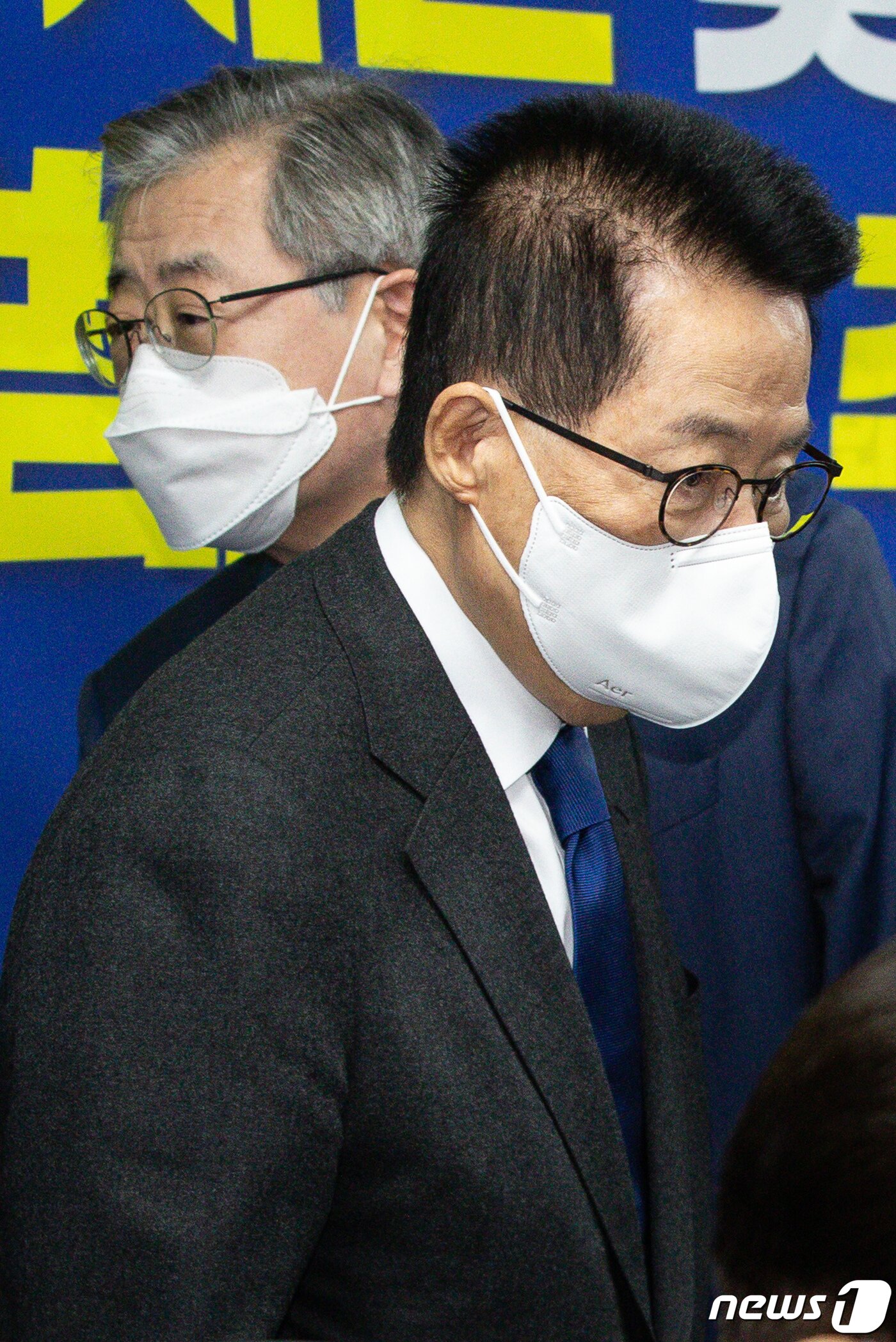 본문 이미지 - 박지원 전 국정원장(오른쪽)과 서훈 전 국가안보실장이 27일 서울 여의도 국회 의원회관에서 더불어민주당 윤석열정권 정치탄압대책위원회 주최로 열린 서해 공무원 피격 사건 및 흉악범죄자 추방 사건 관련 기자회견에 참석해 참석자들과 인사를 나누고 있다. 2022.10.27/뉴스1 ⓒ News1 유승관 기자