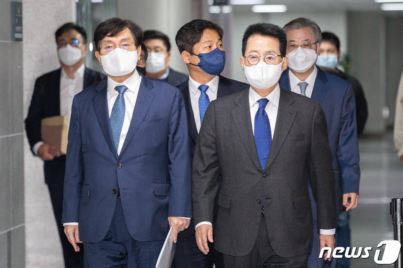 본문 이미지 - 노영민 전 대통령 비서실장&#40;왼쪽&#41;과 박지원 전 국정원장이 27일 서울 여의도 국회 의원회관에서 더불어민주당 윤석열정권 정치탄압대책위원회 주최로 열린 서해 공무원 피격 사건 및 흉악범죄자 추방 사건 관련 기자회견에 참석하고 있다. 두 번째 줄 오른쪽은 서훈 전 국가안보실장. 2022.10.27/뉴스1 ⓒ News1 유승관 기자