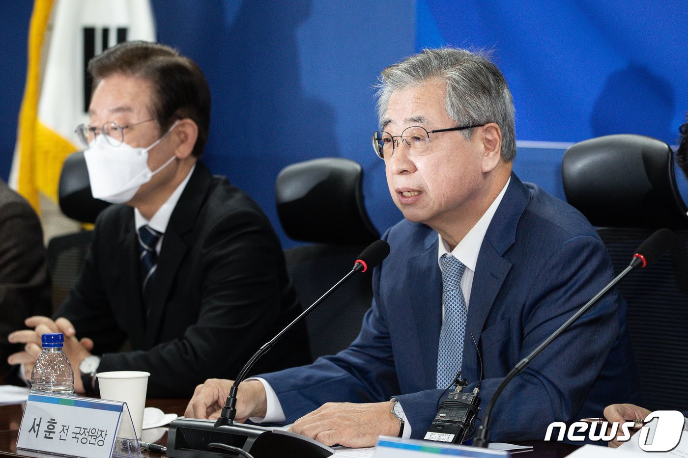 본문 이미지 - 서훈 전 국가안보실장이 27일 서울 여의도 국회 의원회관에서 더불어민주당 윤석열정권 정치탄압대책위원회 주최로 열린 서해 공무원 피격 사건 및 흉악범죄자 추방 사건 관련 기자회견에서 발언을 하고 있다. 왼쪽은 이재명 민주당 대표. 2022.10.27/뉴스1 ⓒ News1 유승관 기자