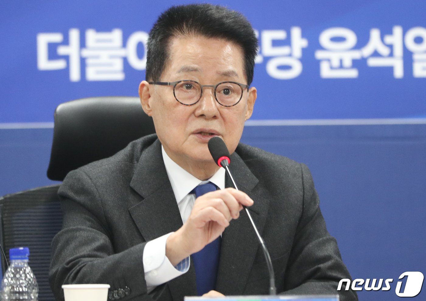 본문 이미지 - 박지원 전 국정원장이 27일 서울 여의도 국회 의원회관에서 서해 공무원 피격 사건 및 흉악범죄자 추방 사건 관련 당사자 입장발표 기자회견에서 발언하고 있다. 2022.10.27/뉴스1 ⓒ News1 허경 기자