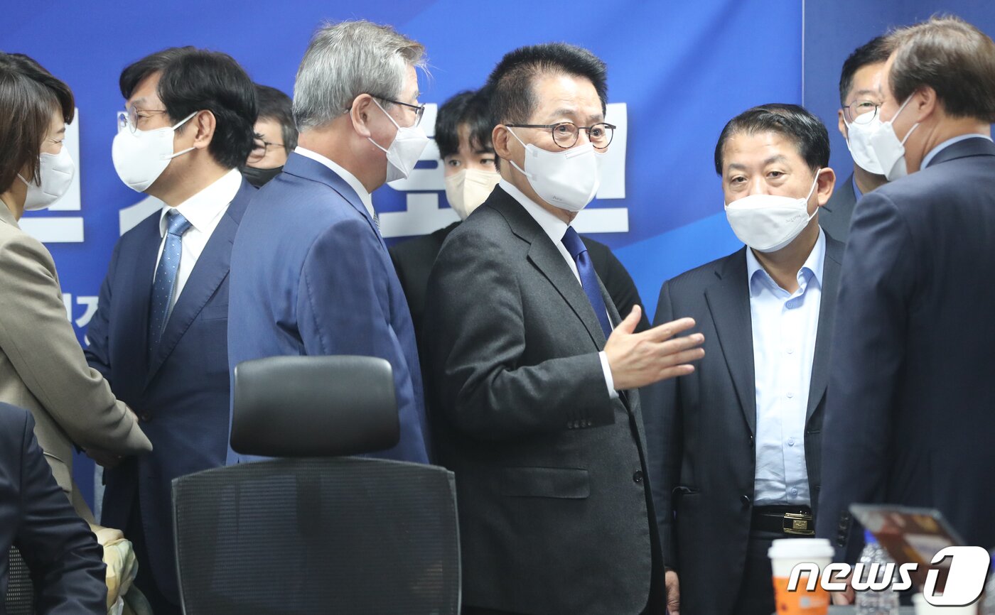 본문 이미지 - 노영민 전 대통령 비서실장(왼쪽 두 번째부터)과 서훈 전 국가안보실장, 박지원 전 국정원장이 27일 서울 여의도 국회 의원회관에서 서해 공무원 피격 사건 및 흉악범죄자 추방 사건 관련 당사자 입장발표 기자회견을 마친 뒤 의원들과 대화하고 있다. 2022.10.27/뉴스1 ⓒ News1 허경 기자