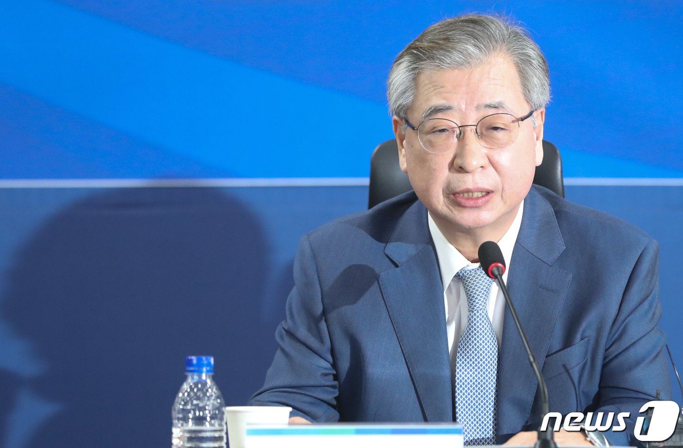 본문 이미지 - 서훈 전 국가보안실장이 27일 서울 여의도 국회 의원회관에서 서해 공무원 피격 사건 및 흉악범죄자 추방 사건 관련 당사자 입장발표 기자회견에서 발언하고 있다. 2022.10.27/뉴스1 ⓒ News1 허경 기자