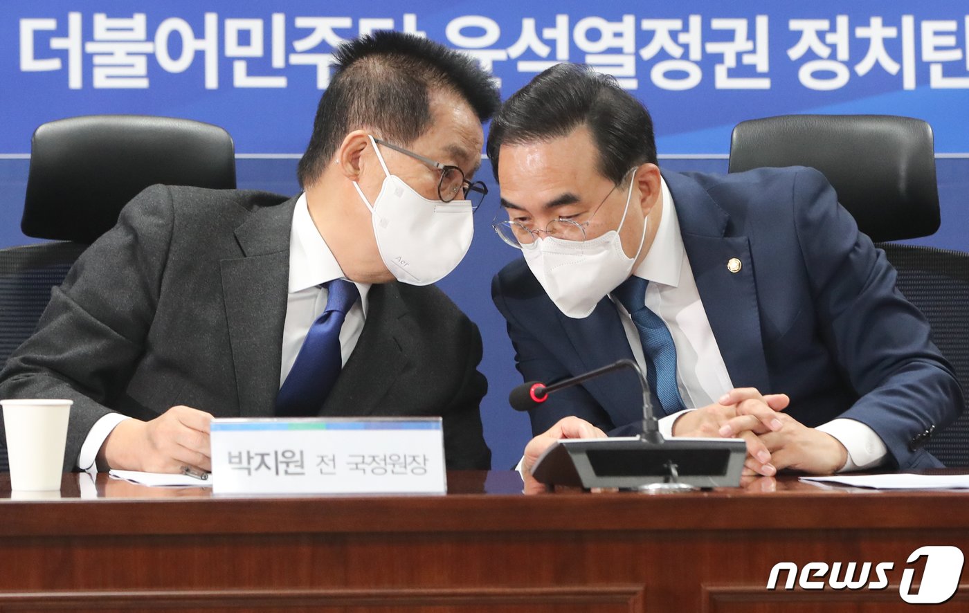 본문 이미지 - 박지원 전 국정원장과 박홍근 원내대표가 27일 서울 여의도 국회 의원회관에서 서해 공무원 피격 사건 및 흉악범죄자 추방 사건 관련 당사자 입장발표 기자회견에서 대화하고 있다. 2022.10.27/뉴스1 ⓒ News1 허경 기자