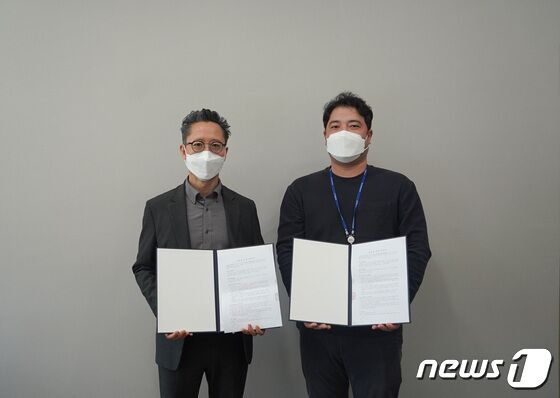 이광욱 KBIOHealth 첨단의료기기개발지원센터장(왼쪽)과 이정길 이노올쏘 대표(사진 제공 : 오송첨단의료산업진흥재단).