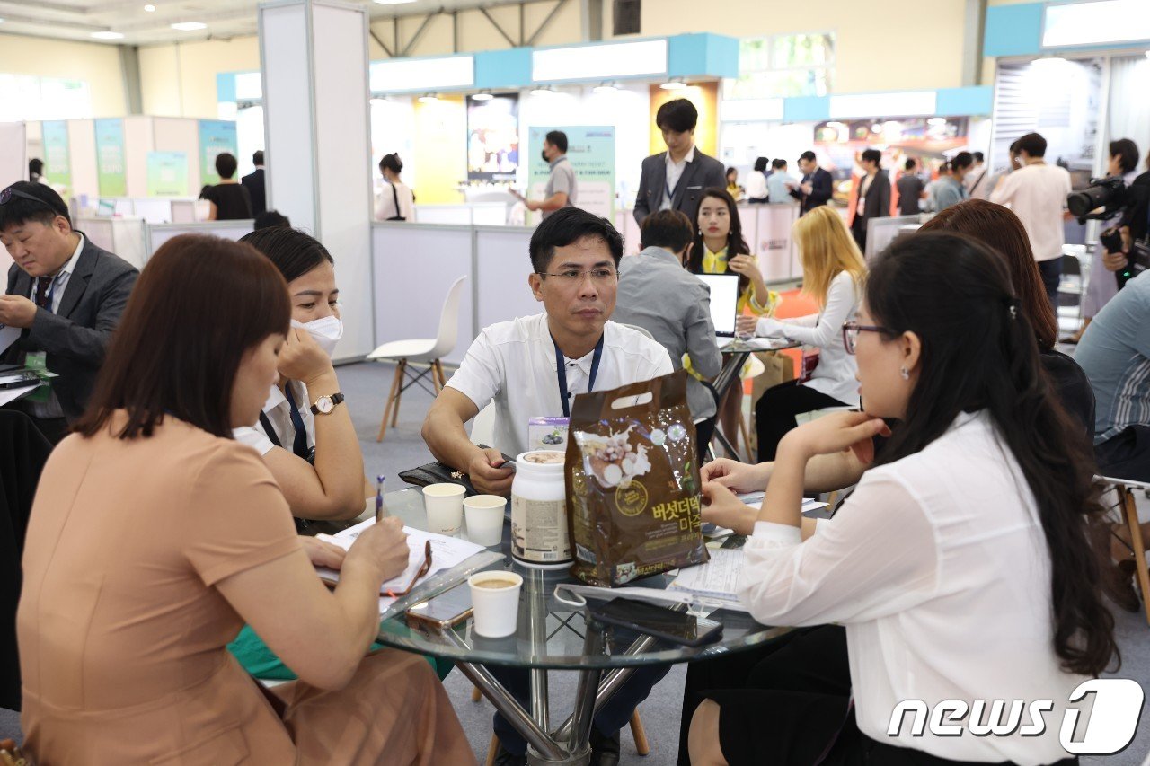 본문 이미지 - 2022년 27일 베트남 하노이에서 열린 '2022 하노이 한류박람회' 수출상담회에서 국내 기업과 현지 바이어가 일대일 수출상담을 하고 있다. (코트라 제공) 2022.10.27/뉴스1