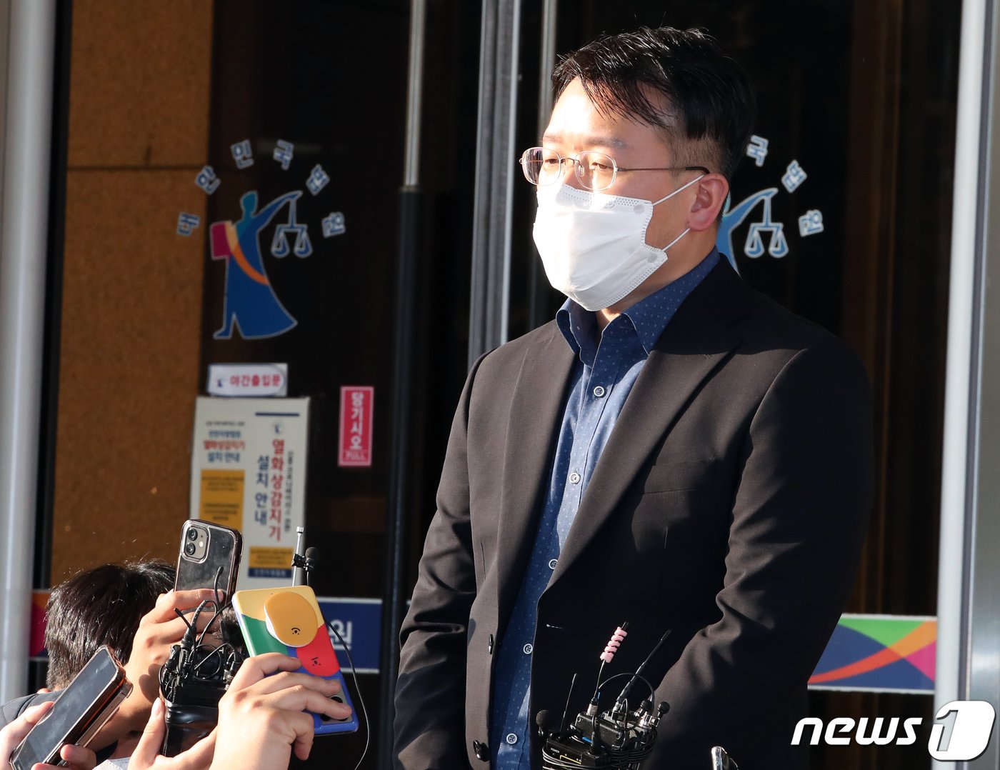 본문 이미지 - &#39;계곡 살인&#39; 사건 피해자 윤모 씨의 매형 A씨가 27일 인천시 미추홀구 인천지방법원에서 열린 이은해&#40;31·여&#41;와 공범 조현수&#40;30·남&#41;의 선고 공판을 참관한 뒤 밖으로 나와 기자들에게 입장을 밝히고 있다. 재판부는 이날 1심 선고에서 이은해에게는 &#39;무기징역&#39;을 조현수에게는 &#39;징역 30년&#39;을 각각 선고했다. 2022.10.27/뉴스1 ⓒ News1 정진욱 기자
