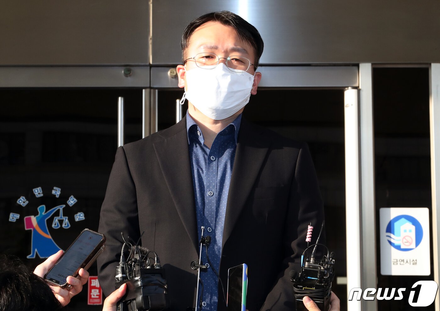 본문 이미지 - '계곡 살인' 사건 피해자 윤모 씨의 매형 A씨가 27일 인천시 미추홀구 인천지방법원에서 열린 이은해(31·여)와 공범 조현수(30·남)의 선고 공판을 참관한 뒤 밖으로 나와 기자들에게 입장을 밝히고 있다. 재판부는 이날 1심 선고에서 이은해에게는 '무기징역'을 조현수에게는 '징역 30년'을 각각 선고했다. 2022.10.27/뉴스1 ⓒ News1 정진욱 기자