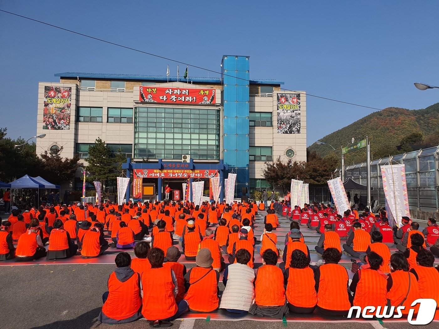 본문 이미지 - 27일 강원 삼척시 도계종합회관 앞 광장에서 열린 도계살리기 대주민 결의대회에 참석한 주민들이 정부에 생존권 보호대책을 촉구하고 있다. 2022.10.27/뉴스1 윤왕근 기자