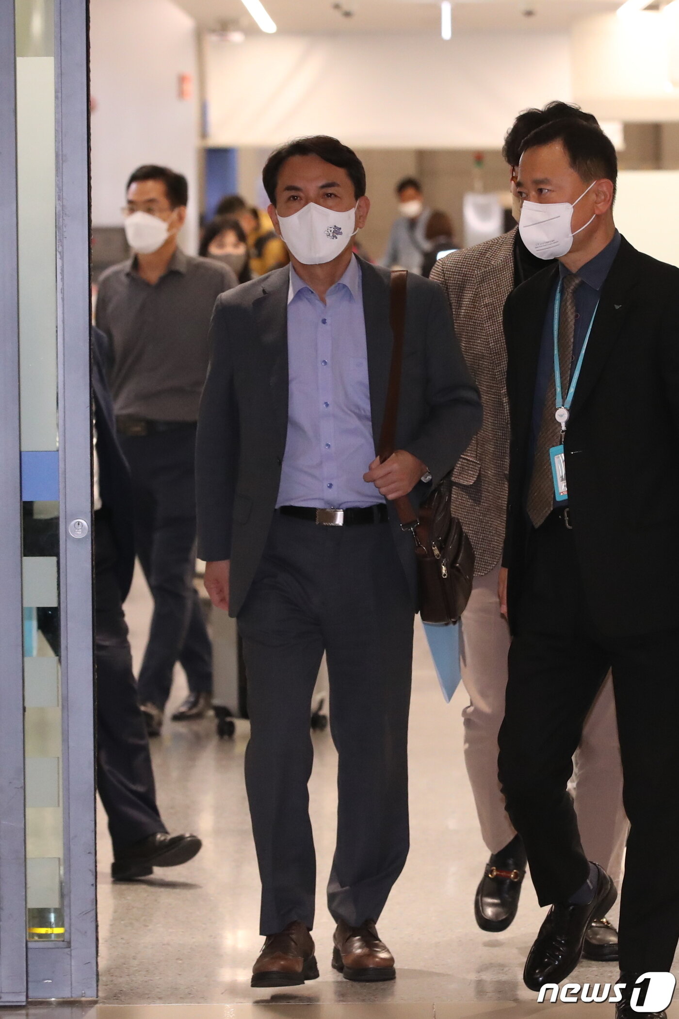 본문 이미지 - 김진태 강원도지사가 27일 오후 인천국제공항을 통해 귀국하고 있다. 베트남 광닌성 하롱시에서 열린 제17회 동아시아지방정부 관광연맹(EATOF) 총회 참석차 출국한 김 지사는 레고랜드 쇼크 사태 확산에 일정을 하루 앞당겨 귀국했다.  2022.10.27/뉴스1 ⓒ News1 임세영 기자