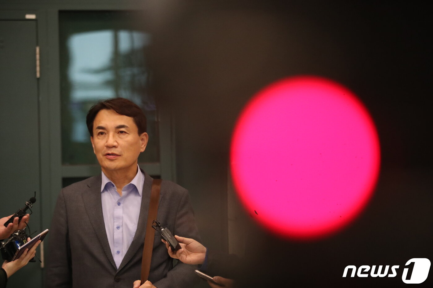 본문 이미지 - 김진태 강원도지사가 27일 오후 인천국제공항을 통해 귀국하며 취재진의 질문에 답변하고 있다. 레고랜드발 사태가 금융시장을 뒤흔들며 사태가 전방위로 확산되자 강원도는 2050억원의 강원중도개발공사(GJC) 보증채무 이행(2023년 1월 29일)을 올해로 앞당겨 전액 상환하기로 결정했다. 2022.10.27/뉴스1 ⓒ News1 임세영 기자