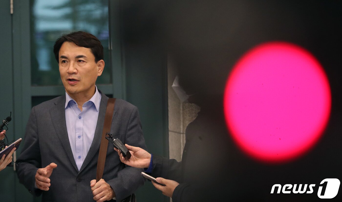 본문 이미지 - 레고랜드 사태가 채권시장을 뒤흔든 가운데 김진태 강원도지사가 취재진의 질문에 답변하고 있다. 2022.10.27/뉴스1 ⓒ News1 임세영 기자