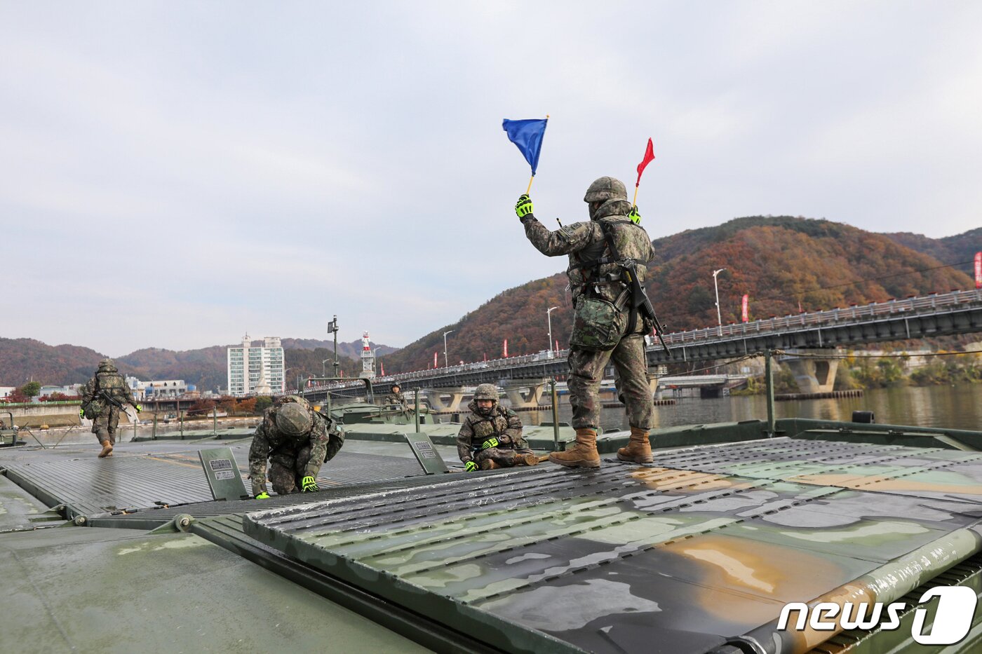 본문 이미지 - 육군 2군단 예하 2공병여단 문‧부교 구축 도하작전.(육군 2군단 제공) 2022.10.27/뉴스1