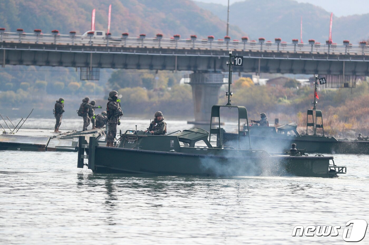 본문 이미지 - 육군 2군단 예하 2공병여단 문‧부교 구축 도하작전.(육군 2군단 제공) 2022.10.27/뉴스1