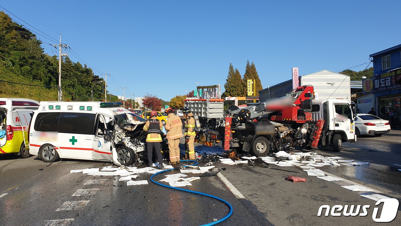 본문 이미지 - 27일 오후 3시쯤 전남 순천시 조례동 편도 4차선 도로에서 5톤 트럭(사다리차)와 사설구급차가 충돌하는 사고가 발생해 경찰과 소방당국이 현장 수습을 하고 있다.(순천소방서 제공) 2022.10.27/뉴스1 ⓒ News1 김동수 기자