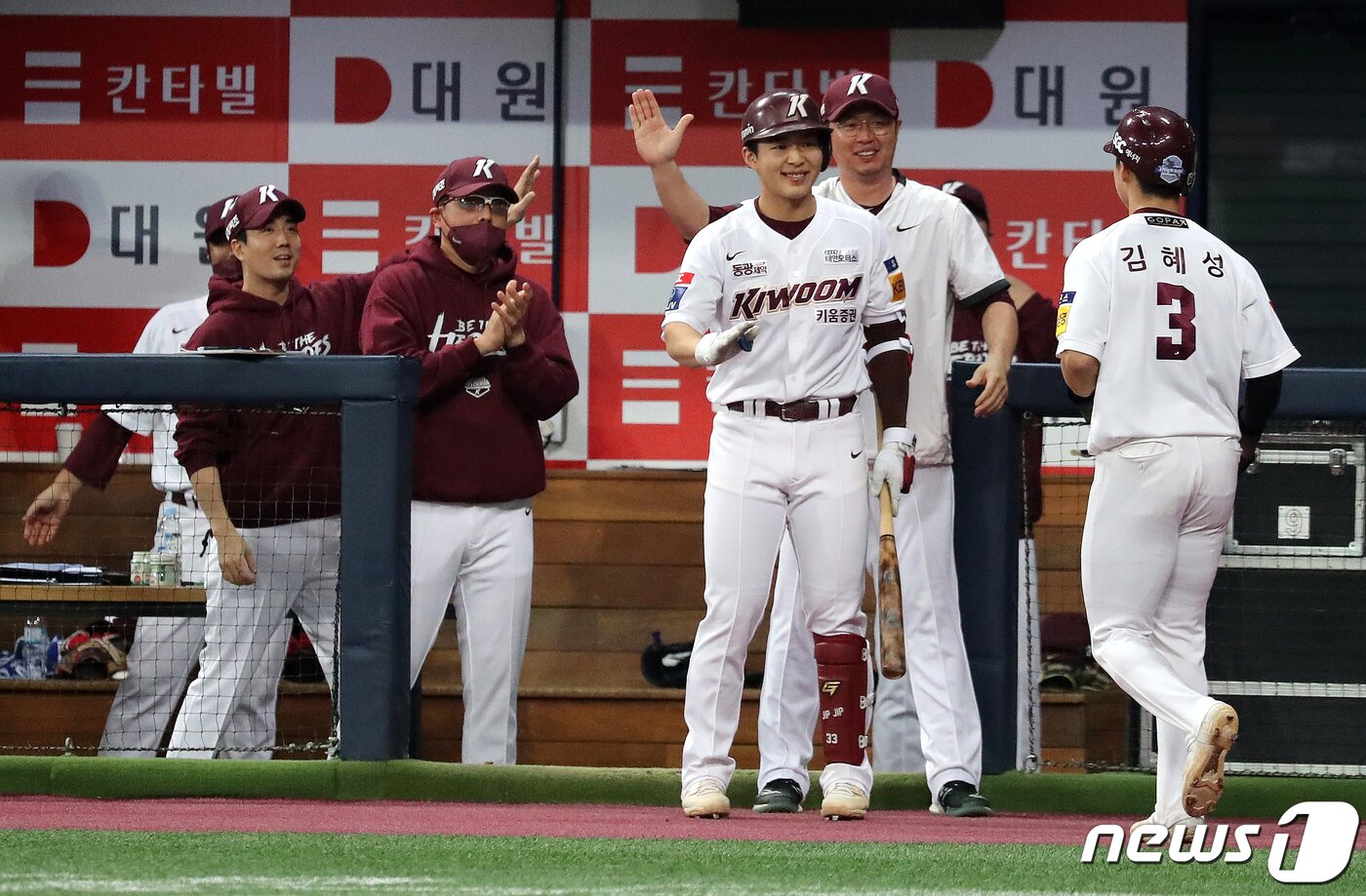 본문 이미지 - 27일 오후 서울 구로구 고척스카이돔에서 열린 '2022 신한은행 SOL KBO 포스트시즌' 플레이오프 3차전 LG 트윈스와 키움 히어로즈의 경기, 키움 김혜성이 6회말 2사 1,3루에서 김태진의 역전 적시타 때 득점에 성공 후 더그아웃에서 축하받고 있다. 2022.10.27/뉴스1 ⓒ News1 김진환 기자