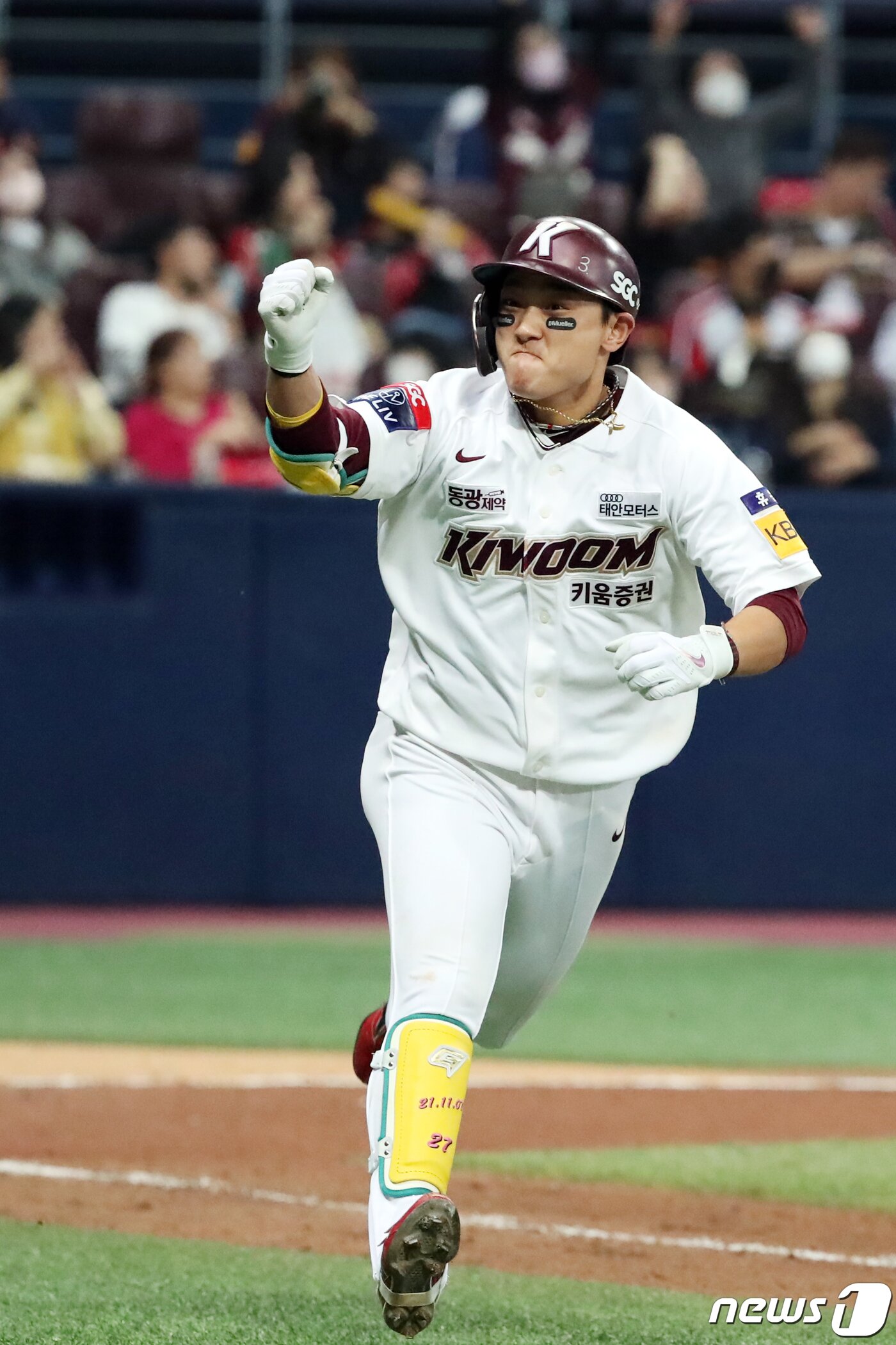 본문 이미지 - 27일 오후 서울 구로구 고척스카이돔에서 열린 프로야구 '2022 신한은행 SOL KBO 포스트시즌' 플레이오프 3차전 LG 트윈스와 키움 히어로즈와의 경기 6회말 2사 1,3루 상황에서 1타점 적시타를 친 키움 김태진이 기뻐하고 있다. 2022.10.27/뉴스1 ⓒ News1 황기선 기자