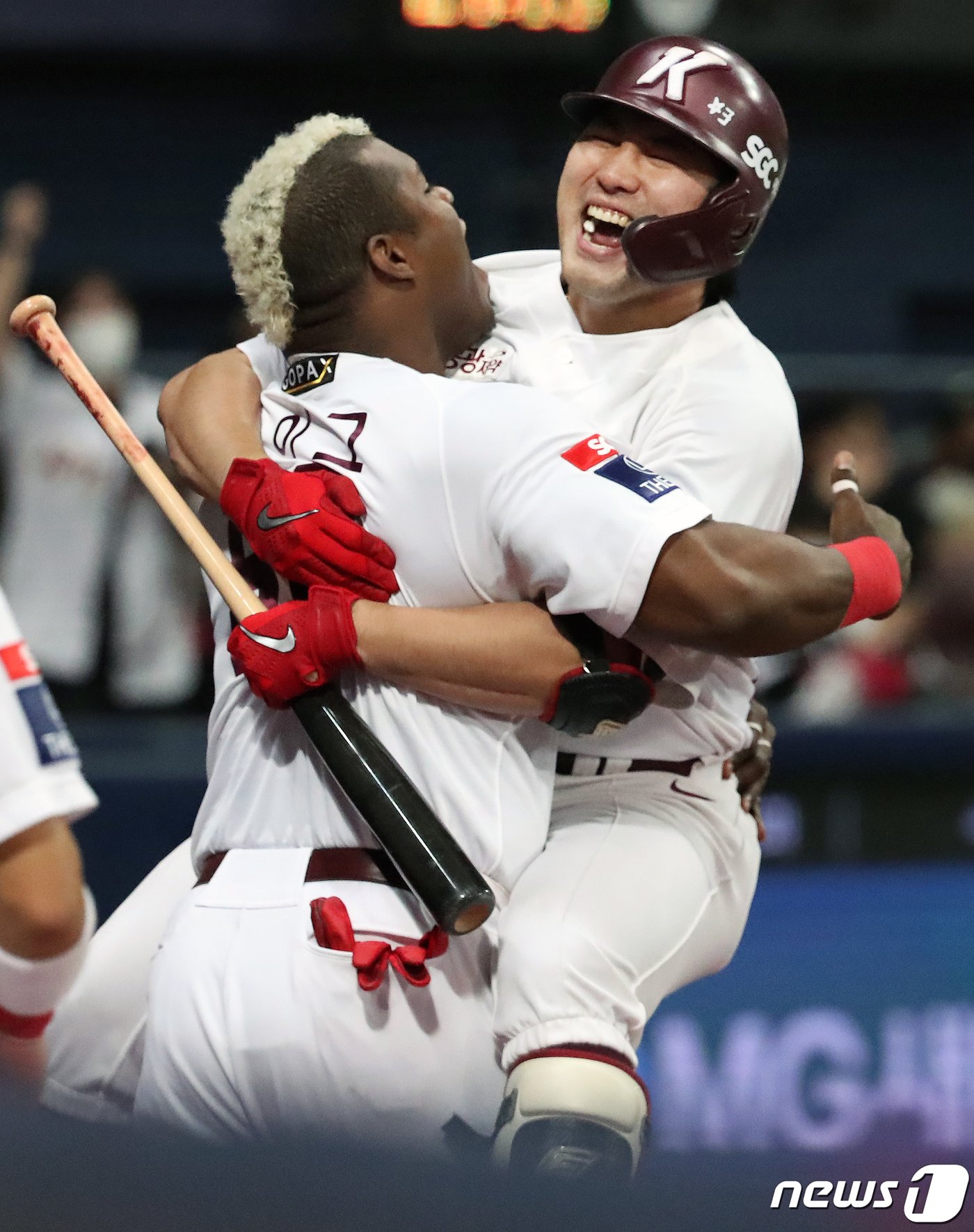 27일 오후 서울 구로구 고척스카이돔에서 열린 프로야구 &#39;2022 신한은행 SOL KBO 포스트시즌&#39; 플레이오프 3차전 LG 트윈스와 키움 히어로즈와의 경기 7회말 2사 1루 상황에서 키움 임지열이 2점홈런을 친 후 기뻐하고 있다. 2022.10.27/뉴스1 ⓒ News1 황기선 기자