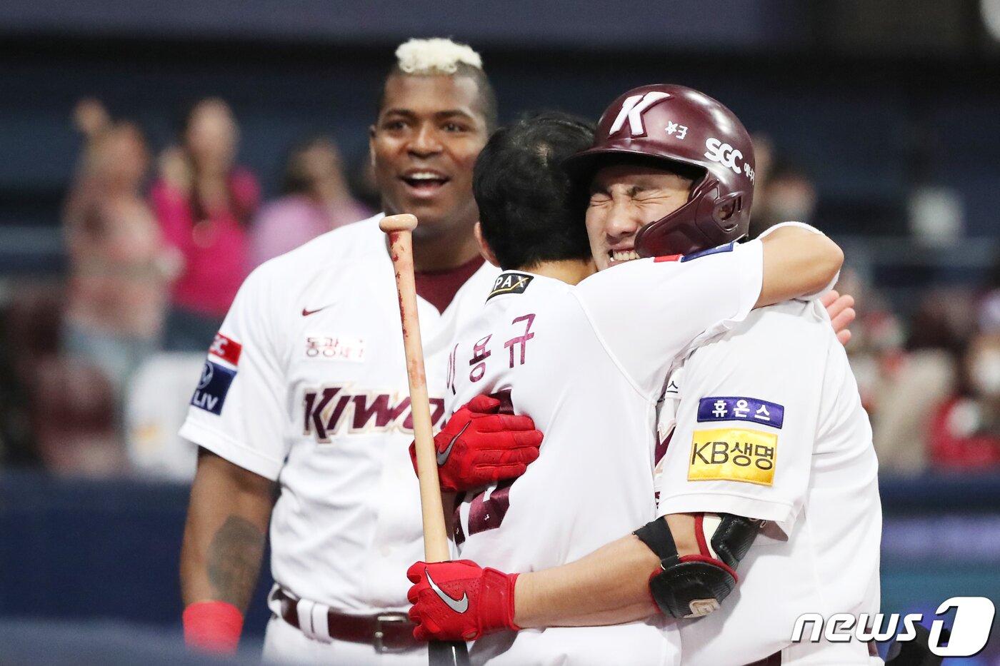 본문 이미지 - 27일 오후 서울 구로구 고척스카이돔에서 열린 프로야구 '2022 신한은행 SOL KBO 포스트시즌' 플레이오프 3차전 LG 트윈스와 키움 히어로즈와의 경기 7회말 2사 1루 상황에서 키움 임지열이 2점홈런을 친 후 기뻐하고 있다. 2022.10.27/뉴스1 ⓒ News1 황기선 기자