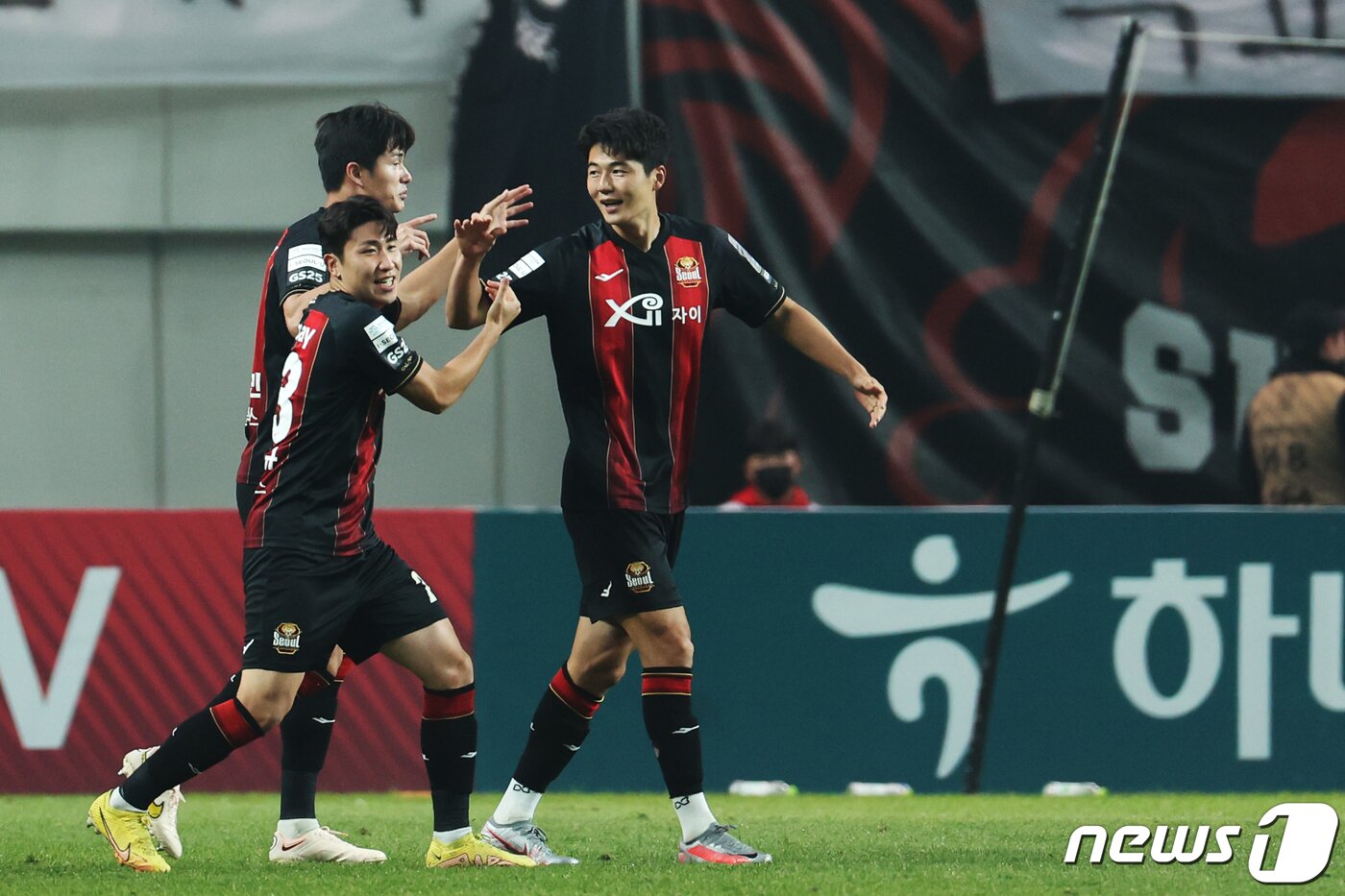 본문 이미지 - FC서울 기성용이 27일 서울 마포구 상암동 서울월드컵경기장에서 열린 2022하나원큐 FA컵 결승 1차전 전북현대와의 경기에서 선취골을 성공시킨뒤 동료들과 기쁨을 나누고 있다. 2022.10.27/뉴스1 ⓒ News1 이광호 기자