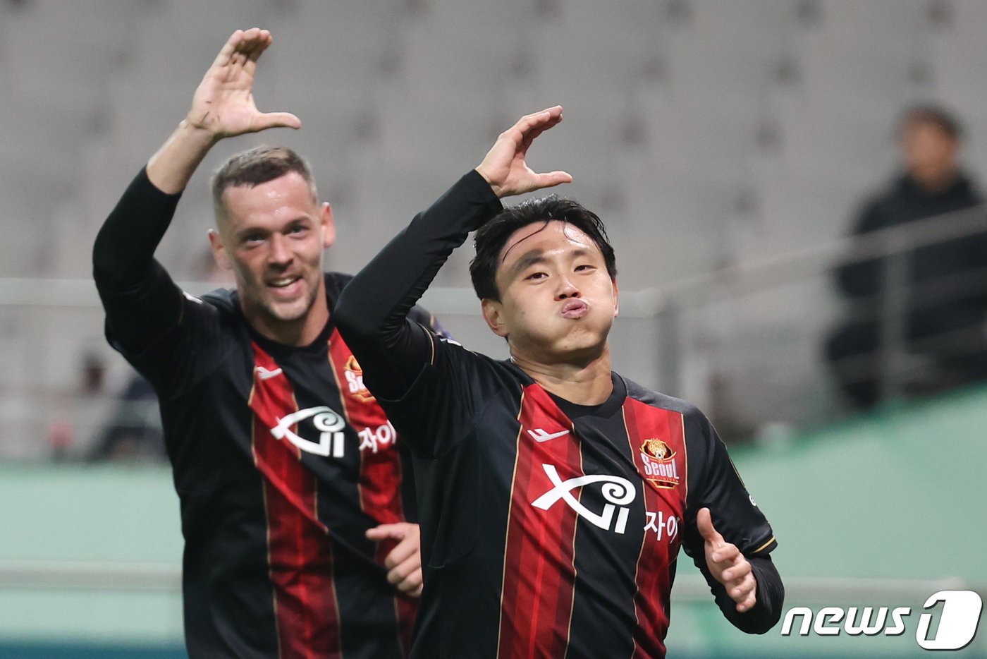 본문 이미지 - FC서울 조영욱이 27일 서울 마포구 상암동 서울월드컵경기장에서 열린 2022하나원큐 FA컵 결승 1차전 전북현대와의 경기에서 추가골을 성공시킨 뒤 세리머니를 하고 있다. 2022.10.27/뉴스1 ⓒ News1 이광호 기자