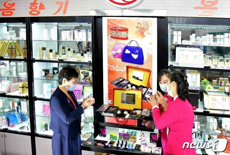 본문 이미지 - (평양 노동신문=뉴스1) = '여성옷 전시회-2022'에 전시된 북한 화장품 '봄향기'. [국내에서만 사용가능. 재배포 금지. DB 금지. For Use Only in the Republic of Korea. Redistribution Prohibited] rodongphoto@news1.kr
