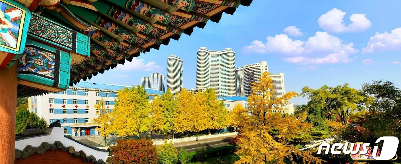 본문 이미지 - (평양 노동신문=뉴스1) = 북한 노동당 기관지 노동신문은 28일 "수도의 아름다운 가을 풍경"이라면서 단풍으로 물든 평양 일대의 사진을 공개했다. [국내에서만 사용가능. 재배포 금지. DB 금지. For Use Only in the Republic of Korea. Redistribution Prohibited] rodongphoto@news1.kr