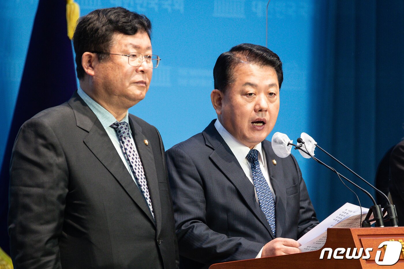 본문 이미지 - 국회 국방위원회 더불어민주당 간사인 김병주 의원(오른쪽)과 설훈 의원이 28일 서울 여의도 국회 소통관에서 기자회견을 열고 '군사기밀 유출 혐의'로 대법원에서 유죄가 확정된 김태효 국가안보실 1차장(전 청와대 대외전략기획관)의 경질을 촉구하고 있다. 2022.10.28/뉴스1 ⓒ News1 유승관 기자