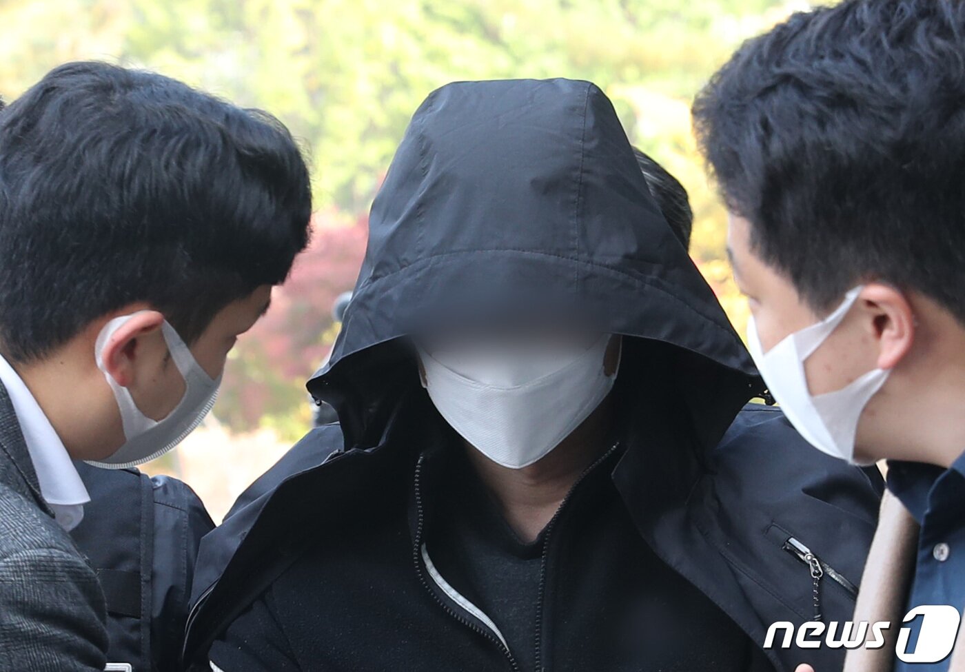 본문 이미지 - '광명 일가족 살인사건' 용의자 A씨(40대)에 대한 구속 전 피의자심문(영장실질심사)이 열린 28일 오전 경기 안산시 단원구 수원지방법원 안산지원으로 A씨가 들어가고 있다. 2022.10.28/뉴스1 ⓒ News1 김영운 기자