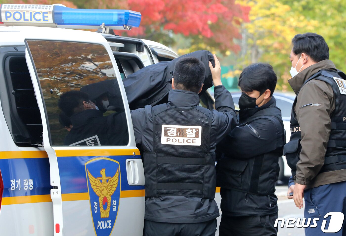 본문 이미지 - '광명 일가족 살인사건' 용의자 A씨(40대)에 대한 구속 전 피의자심문(영장실질심사)이 열린 28일 오전 경기 안산시 단원구 수원지방법원 안산지원에 도착한 A씨가 호송차에서 내리고 있다. 2022.10.28/뉴스1 ⓒ News1 김영운 기자