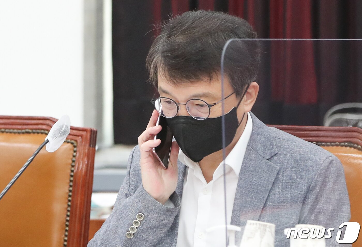 본문 이미지 - 김의겸 더불어민주당 의원이 지난달 28일 서울 여의도 국회에서 열린 정보위원회의 경찰청에 대한 국정감사에서 통화하고 있다./뉴스1 ⓒ News1 허경 기자