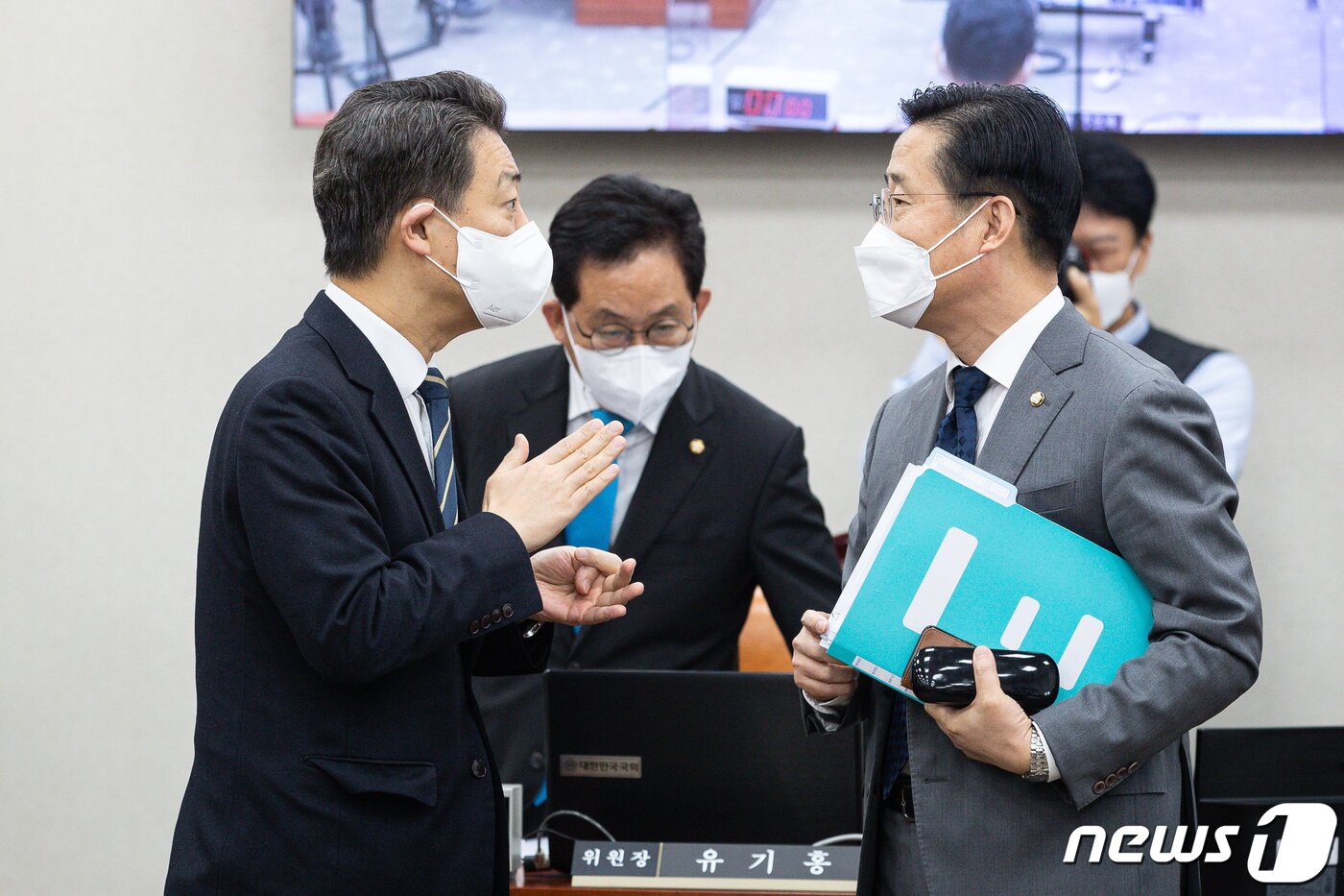 본문 이미지 - 국회 교육위원회 여야 간사인 이태규 국민의힘 의원(오른쪽)과 김영호 더불어민주당 의원이 28일 서울 여의도 국회에서 열린 이주호 부총리 겸 교육부 장관 인사청문회에서 대화를 나누고 있다. 가운데는 유기홍 교육위원장. 2022.10.28/뉴스1 ⓒ News1 유승관 기자
