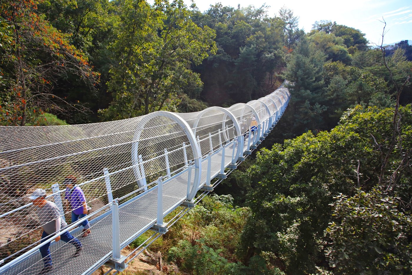 본문 이미지 - 보호망이 설치된 2번홀교&#40;한국관광공사 제공&#41;