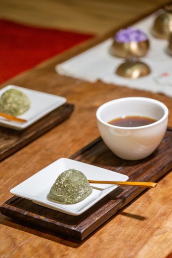 본문 이미지 - 찹쌀가루에 생당귀 잎을 찧어 넣고 반죽한 승검초단자&#40;한국관광공사 제공&#41;