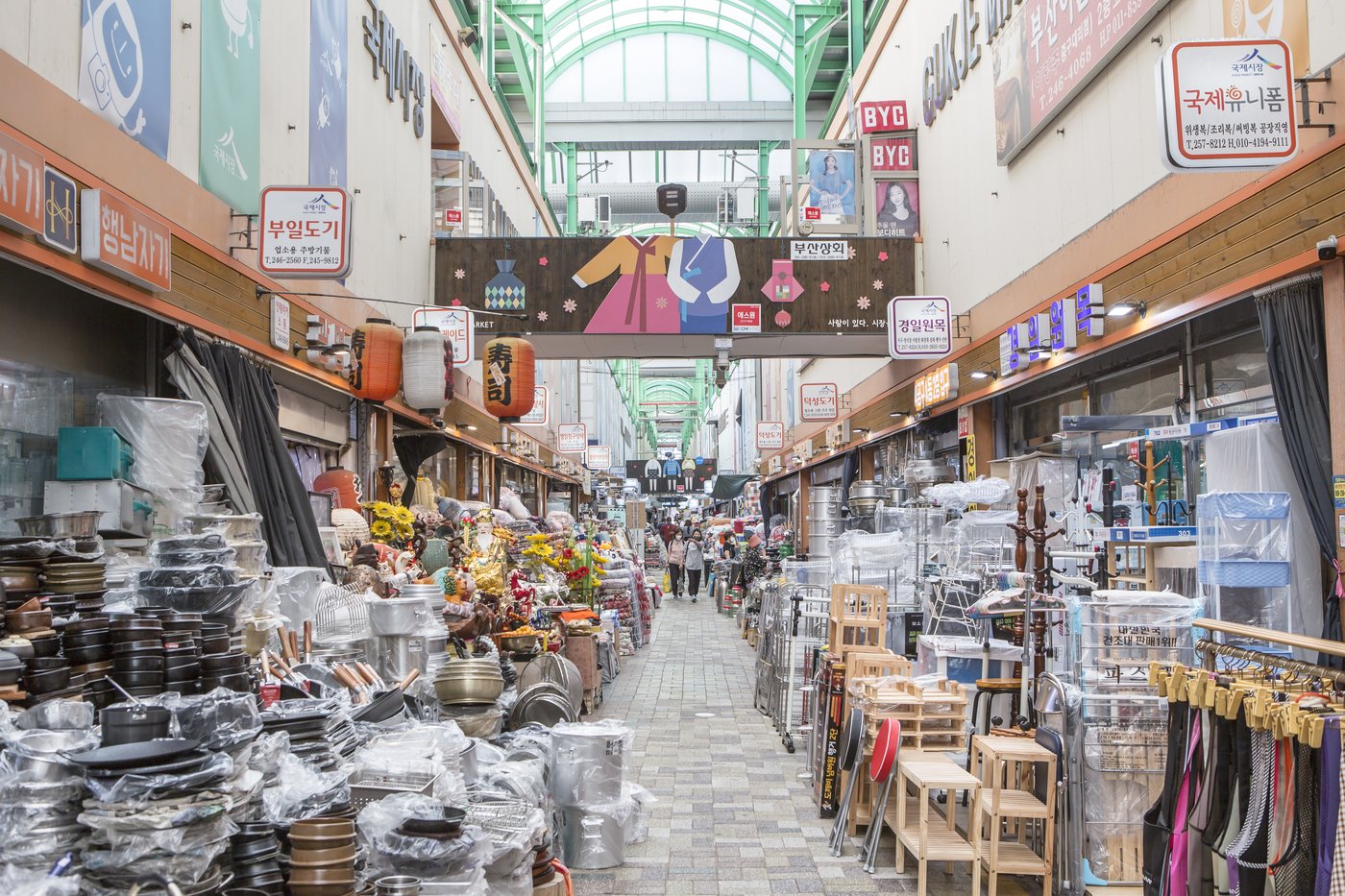 본문 이미지 - 국제시장_다양한 품목을 갖추고 있다&#40;한국관광공사 제공&#41;