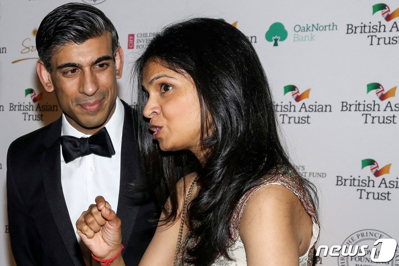 본문 이미지 - 리시 수낵 영국 신임총리와 부인 무르티 여사. ⓒ 로이터=뉴스1 ⓒ News1 박형기 기자