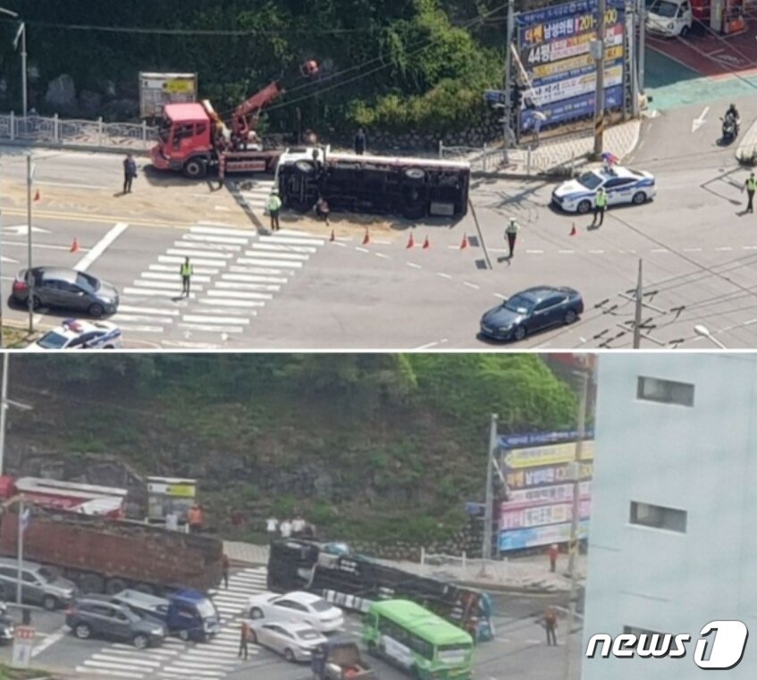 본문 이미지 - 2020년 6월 부산 사하구 장림동에서 구평초 어린이보호구역과 약 70m 떨어진 급커브 도로에서 컨테이너 화물차가 쓰러져 도로가 통제된 모습.(구평초 학부모회 제공)